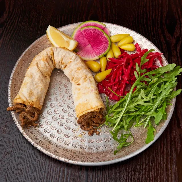 Tantuni dürüm, turşu, mor lahana ve limonla
