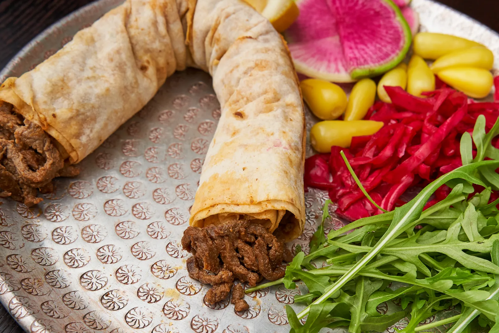 Tantuni dürüm, turşu ve limonla