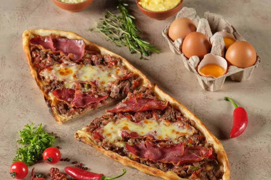Sucuklu Yumurtalı Pide